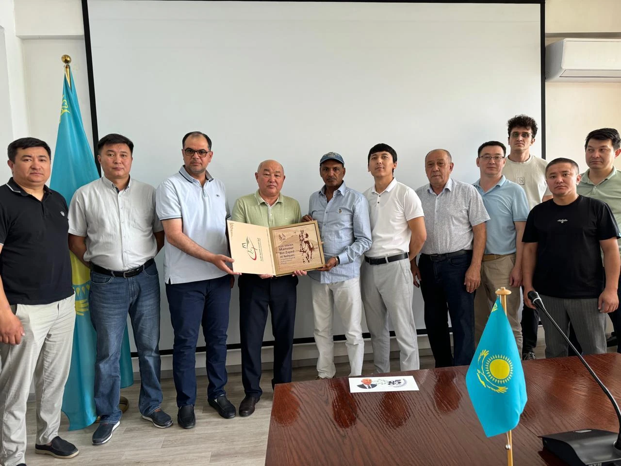 ҚазМШжЖӨҒЗИ-де FEI делегациясы халықаралық ат жарыстарын талқылады  English: